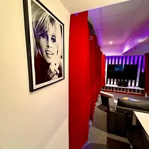 Experience Cinema Immersif Dans Renove Pres De Montmartre Paris